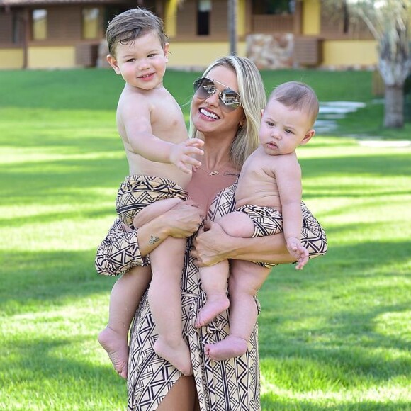 Andressa Suita posou com os filhos, Gabriel e Samuel, com a mesma estampa neste domingo, 3 de fevereiro de 2018