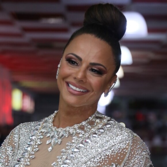 Viviane Araujo posa com vestido luxuoso em ensaio de Carnaval no sábado, 02 de fevereiro de 2019
