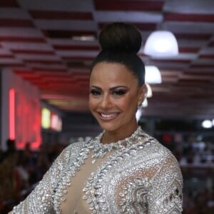 Viviane Araujo usou vestido feito com exclusividade para o ensaio da escola de samba carioca Acadêmicos do Salgueiro: o look tem 14 mil cristais