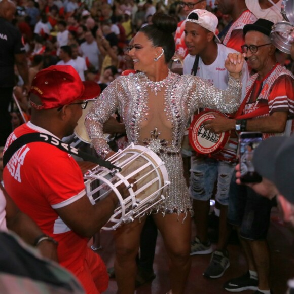 Viviane Araujo samba muito em meio à bateria da Furiosa no ensaio de escola carioca Acadêmicos do Salgueiro