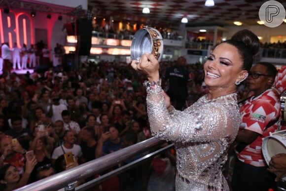 Viviane Araujo, rainha de bateria do Salgueiro, é conhecida pelo seu talento no tamborim e deu um show durante o ensaio na quadra da escola de samba carioca
