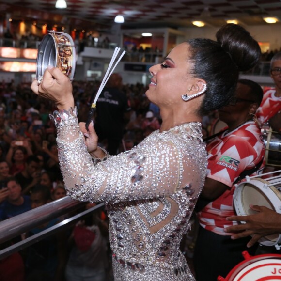 Viviane Araujo toca tamborim e anima o público durante o ensaio na quadra do Salgueiro para o Carnaval 2019