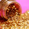O glitter dourado ajuda a iluminar o olhar quando aplicado no cantinho interno dos olhos