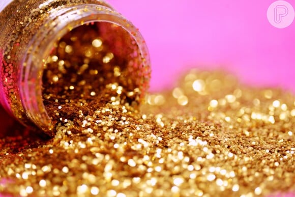 O glitter dourado ajuda a iluminar o olhar quando aplicado no cantinho interno dos olhos
