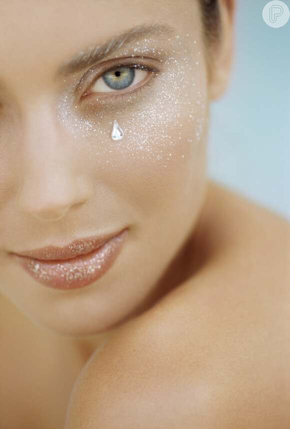 O glitter pode ser usado de diferentes maneiras na maquiagem