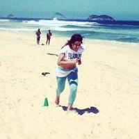 Anitta faz corrida em praia após reclamar de peso: 'Treino'