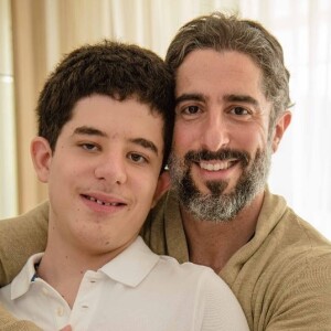 Marcos Mion ajudou o filho mais velho, Romeo, a fazer a barba