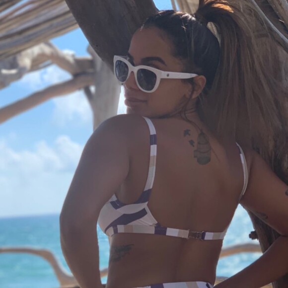 De biquíni, Anitta mostrou a boa forma em viagem nesta terça-feira, 5 de fevereiro de 2019