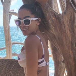 Anitta deixou o bronzeado à mostra em foto de biquíni no Instagram