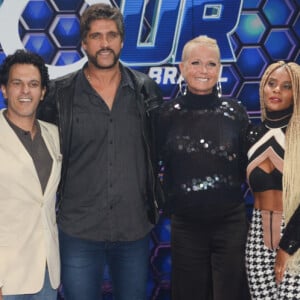 Xuxa posou ao lado dos jurados, João Marcelo Bôscoli, Leo Chaves e Aline Wirley, na coletiva de imprensa do 'The Four'