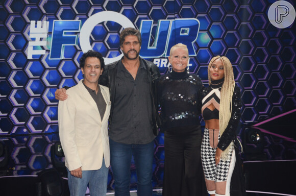 Xuxa posou ao lado dos jurados, João Marcelo Bôscoli, Leo Chaves e Aline Wirley, na coletiva de imprensa do 'The Four'