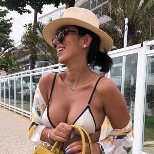 O coque baixo com chapéu foi aposta de Jade Seba no look de praia