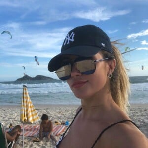 O clássico penteado de rabo de cavalo com boné já foi aposta de Aline Gotschalg na praia