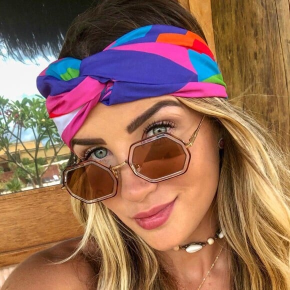 O lenço funcionou como headband no penteado de praia de Aline Gotschalg