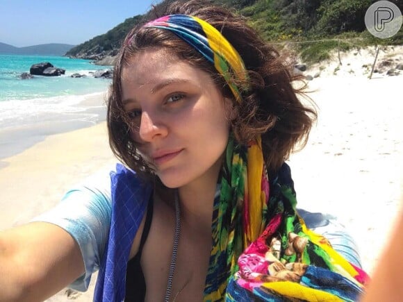O lenço estampado no cabelo também foi aposta de Giulia Gayoso na praia