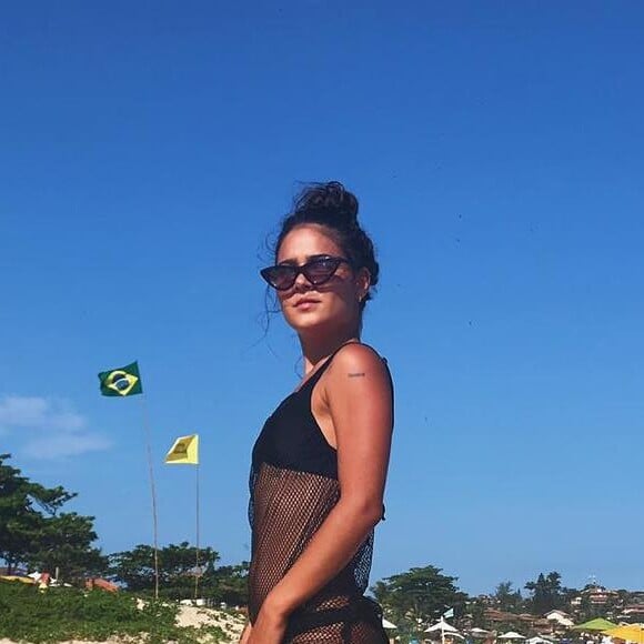 O coque bem alto foi aposta de Giullia Buscacio no look de praia