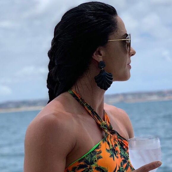 Graciele Lacerda apostou na trança em um dos passeios de barco