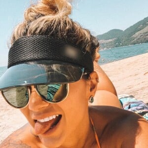 O clássico penteado de coque com viseira é queridinho de Kelly Key na praia