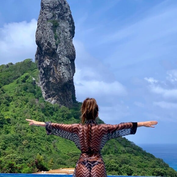 Paula Fernandes aposta no clássico rabo de cavalo alto no look de praia