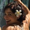 No look de praia, Sabrina Petraglia aposta no penteado com mecha lateral presa e flor no cabelo