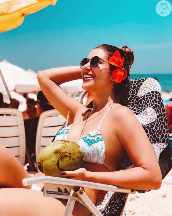 O coque e a flor no cabelo deixaram o look de praia de Vivian Amorim com mood boho chic