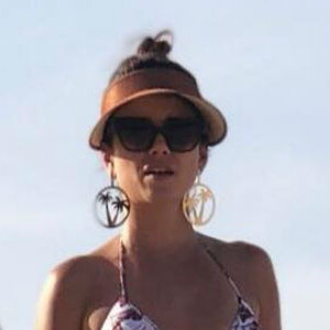 Paula Fernandes escolheu o coque bem alto e despojado para usar com viseira no look de praia