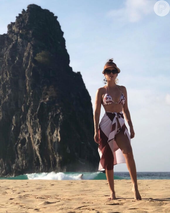 Paula Fernandes escolheu o coque bem alto e despojado para usar com viseira no look de praia