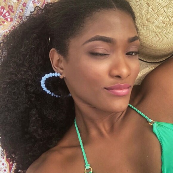 Erika Januza apostou nos grampos nas laterais para estilizar o cabelo solto na praia