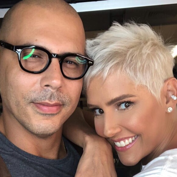 Deborah Secco coloriu o cabelo de loiro platinado
