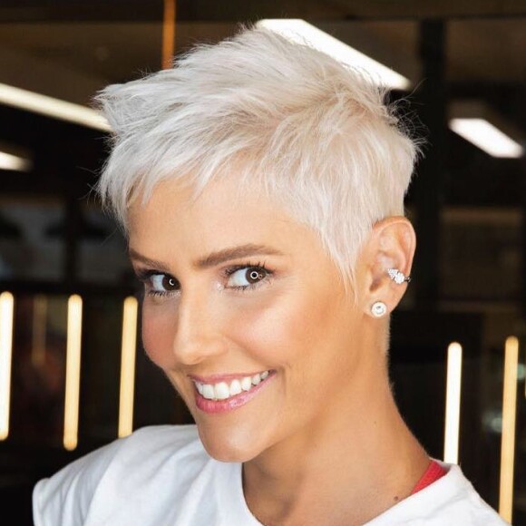 Deborah Secco aposta no loiro platinado bem intenso no corte pixie