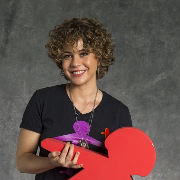 Dona de cabelos castanhos, Leandra Leal usa o corte pixie com luzes loiras