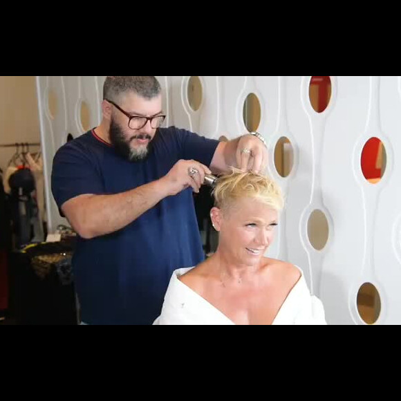 Xuxa radicalizou ainda mais o corte pixie platinado raspando os fios