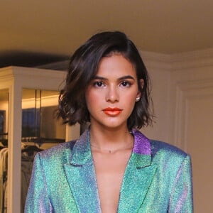 Na maquiagem, Bruna Marquezine optou por um tom coral no blush, sombra e lábios