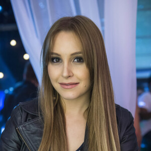 Carla Diaz está de volta à TV na novela 'Espelho da Vida' como ex-namorada de Mauro César (Romulo Neto)