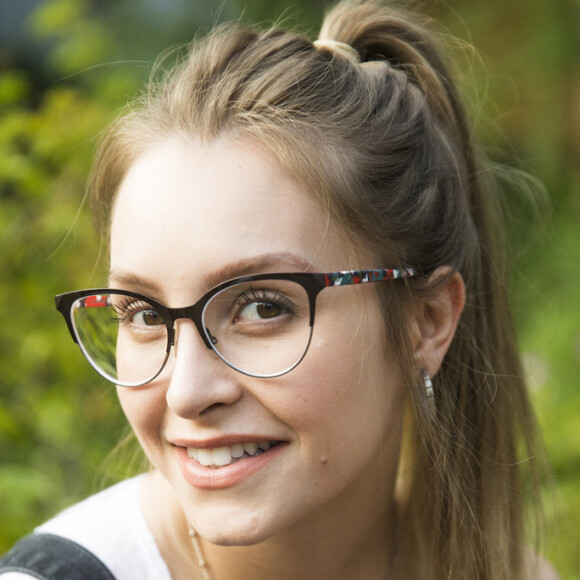 Carla Diaz entra na novela 'Espelho da Vida' como ex-namorada de Mauro César (Romulo Neto), que se abala com a chegada de Gigi. 'Para causar', garante ao Purepeople nesta quinta-feira, 7 de fevereiro de 2019