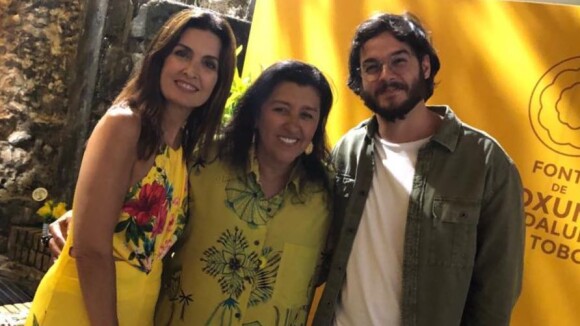Fátima Bernandes usa look floral vibrante em passeio com namorado, Túlio Gadêlha