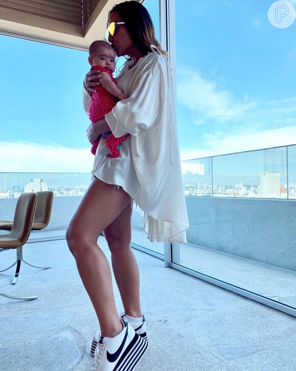 Sabrina Sato passou parte da manhã com a filha, Zoe, antes de embarcar para o Rio