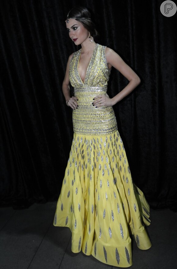 Thaila Ayala, sempre presente nos Bailes da Vogue, divou num look amarelo e prata para prestigiar a edição de 2013 do pré-carnaval