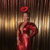Dona do hit 'Beijinho no Ombro', Valesca Popozuda escolheu um vestido superdecotado todo em paetês vermelhos assinado por Walério Araujo para se apresentar no Baile da Vogue 2014