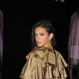 Bruna Marquezine foi ao evento com conjunto vinil e botas over the knee