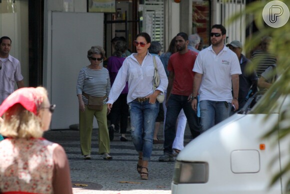 Sozinha, Carolina Ferraz circula pelas ruas do Leblon, no Rio