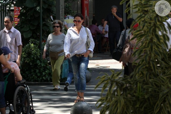 Carolina Ferraz é clicada passenado pelas ruas do Leblon, no Rio