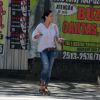 Carolina Ferraz passeia no Leblon, no Rio, e faz pausa em cafezinho