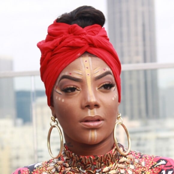 Ludmilla fez uma make artística com tons de dourado e vermelho em bloco de Carnaval