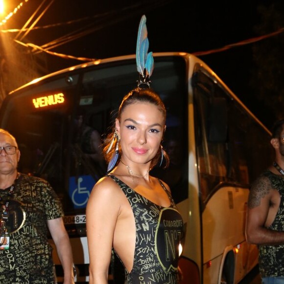 A make com delineado gatinho preto foi escolha de Isis Valverde no Carnaval