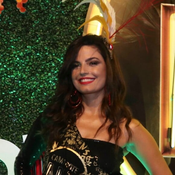 Emanuelle Araújo escolheu uma make com batom vermelho para o Carnaval
