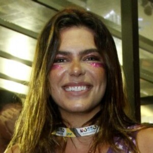 Mariana Goldbarf fez uma make com glitter rosa para o Carnaval