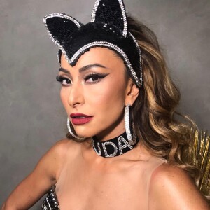 Sabrina Sato apostou na make com delineado gatinho preto e batom vermelho em um dos looks de Carnaval 2018