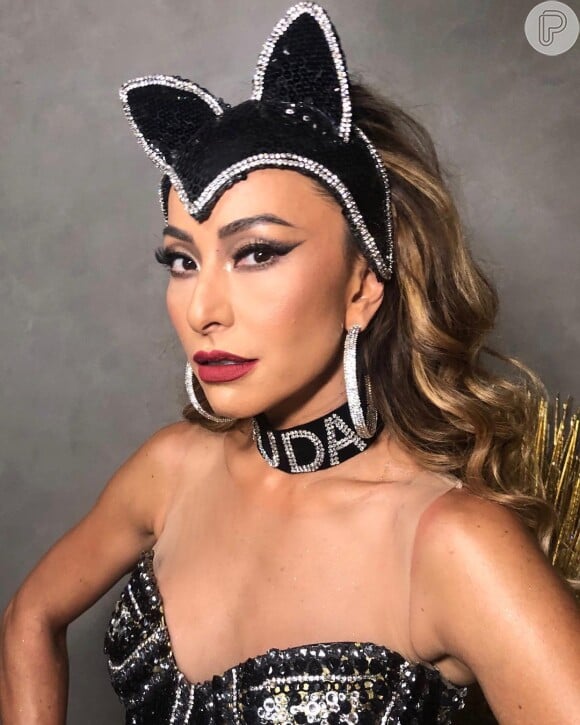 Sabrina Sato apostou na make com delineado gatinho preto e batom vermelho em um dos looks de Carnaval 2018