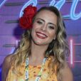Juliana Silveira apostou na make com batom vermelho em camarote de Carnaval